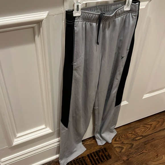 Size large Old Navy, active lightweight performance pants, and light grey - Picture 3 of 8